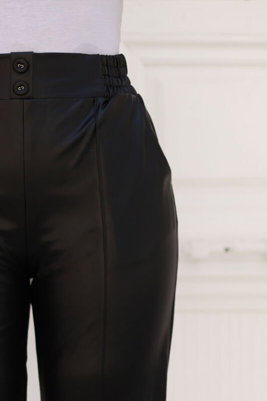 Bundfaltenlederhose mit Knöpfen und Taschen / Schwarz