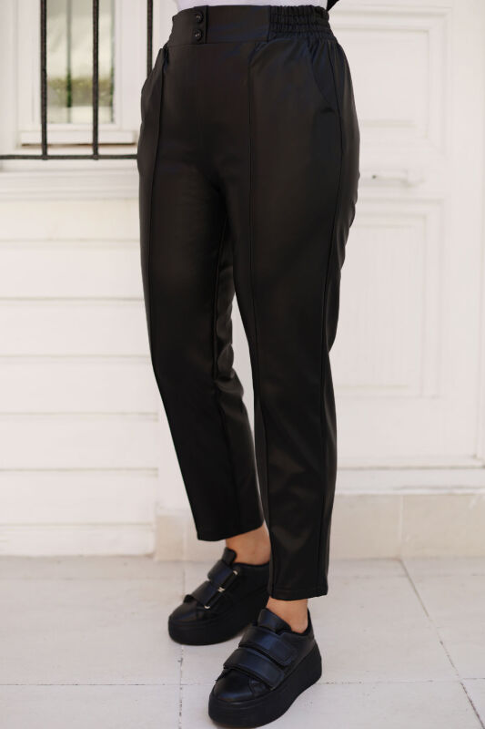 Bundfaltenlederhose mit Knöpfen und Taschen / Schwarz