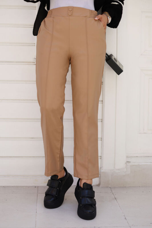 Bundfaltenlederhose mit Knöpfen und Taschen / Camel