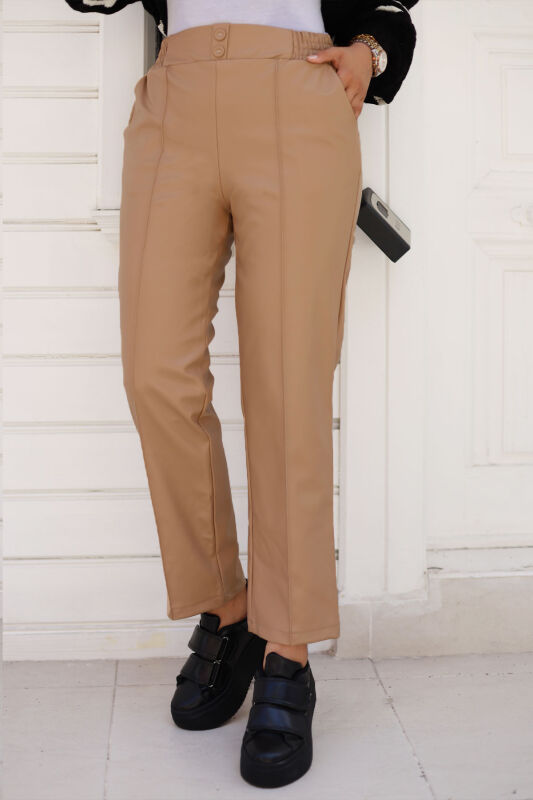 Bundfaltenlederhose mit Knöpfen und Taschen / Camel