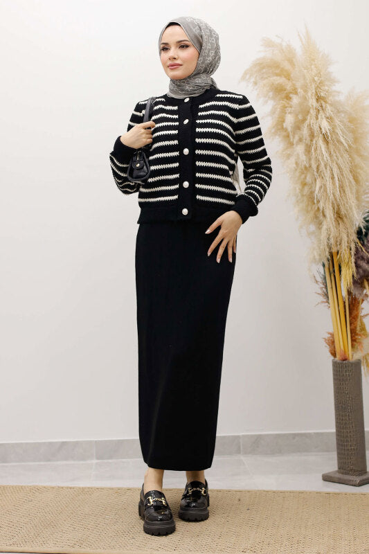 Strickjacke gestreift mit Knöpfen / Schwarz