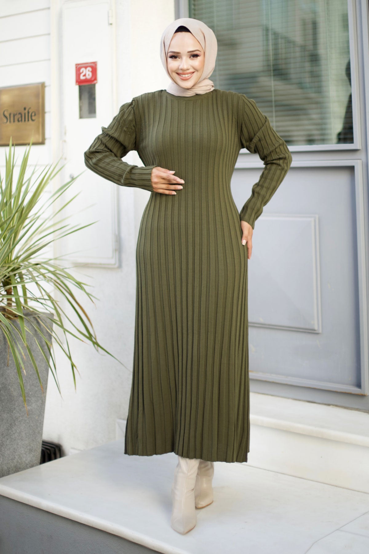 geripptes Strickkleid mit Rundhalsausschnitt / Khaki