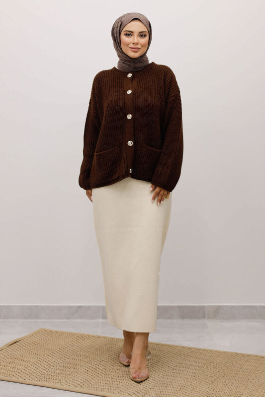 Strickjacke mit Taschen und Knöpfen / Braun