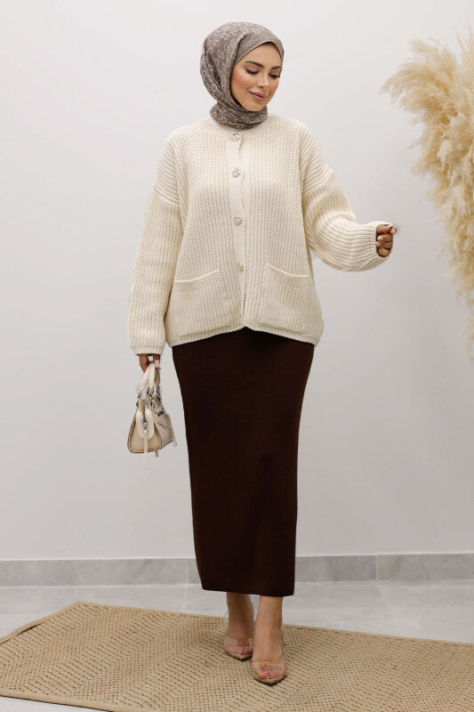 Strickjacke mit Taschen und Knöpfen / Beige