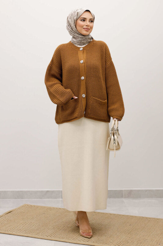 Strickjacke mit Taschen und Knöpfen / Camel